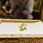 日本橋 蕎ノ字 - ◎クルミの新芽の天ぷらは初めて食べた。