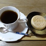 青葉台の古民家 お食事処 おぎ - モナカとコーヒー
