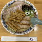 らーめん もんつきかかか - とんこつ塩大盛りチャーシューメンマトッピング