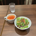 Youshoku Ando Suitsu Eburidei Bagu - 欧風ビーフカレーライス グリル野菜添え１６２８円。ランチタイムに付くサラダとスープ。キチンと美味しかったです(^｡^)