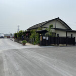 食煅 もみじ - 駐車場はかなり広いです。店奥にも停めれます。