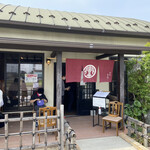食煅 もみじ - 綺麗な店構えです。記帳して、呼ばれたら券売機で券を購入します。