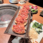 生粋 - パンの上にユッケを乗せてブルスケッタの完成(店員さん対応)