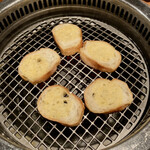 生粋 - ユッケのブルスケッタのパンを焼いて