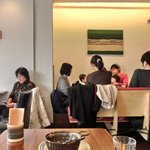 Tsumugu Kafe - 店内のテーブル席の風景です