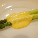 ウィルビウス - 茹でたてグリーンアスパラ　卵黄バターソース
            
