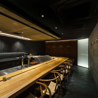 The pitch black space made of natural materials is the ultimate stage for stimulating the senses.