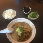 Chuukasoba Konno - 中華そばの麺半分　太麺　ネギと岩海苔