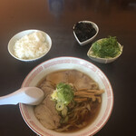 中華そば 琴の - 中華そばの麺半分　太麺　ネギと岩海苔