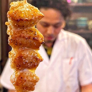 毎朝仕入れる、新鮮な鶏肉を使用したブリブリの焼き鳥を堪能あれ