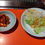 朝鮮飯店 - 【2022.5.20(金)】桜ユッケビビンバランチ(中盛)860円の野菜サラダとキムチ