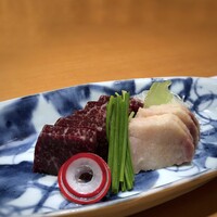 なにわ料理 有 -  ◆ナガスクジラ(尾の身とさえずり）を盛り合わせにして頂きました。大阪に来たら「鯨」頂かないとね。