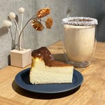 SOT COFFEE ROASTER - バスクチーズケーキ、ココナッツラテ