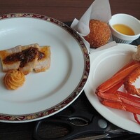 リラッサ - 噂のカレーパンとズワイ蟹