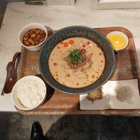 CINA New Modern Chinese - 前菜とマンゴープリンがつく