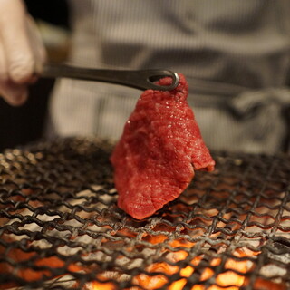 厳選して仕入れた和牛を炭火焼きで。