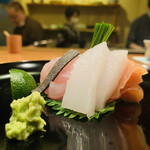 日本料理 たかむら - ⑤【造り】
      アラ昆布〆、アオリイカ、サツキマス、水前寺海苔、芽ネギ