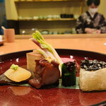 日本料理 たかむら - ①【先付-1：八寸】
      数の子、木耳、蛸柔らか煮、胡瓜+蕗の薹味噌、蕪餅+モルドバ産オシェトラキャビア、ハマボウフウお浸し、合鴨ロース、特製卵焼