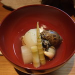 秋田産バイ貝と野菜の炊き合わせ