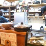 居酒屋「桜」 - マスター（右）とママさん（左）