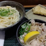 はなまるうどん - 塩豚丼はゴマ油とブラックペッパー香る