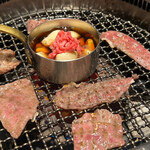 蔓牛焼肉 太田家 - ニンニクオイル焼きにも肉が！