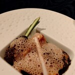 メザニーン - エスプーマまでモリーユソースなんて贅沢〜o(^▽^)o大きなモリーユ❤️山菜のコラボ⭐️豊潤な白ワインの香りが素晴らしい❣️