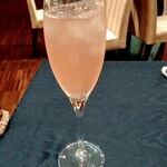 メザニーン - ノンアルコールで作って頂きました⭐️テーブルクロスとの対比が美しい♡