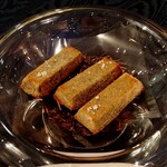 メザニーン - 香ばしいほうじ茶のフィナンシェ♪そのまま→オリーブオイルを付けて→上の塩を共に♡