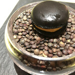 モノリス - 竹炭マカロン