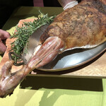 モノリス - 切り分ける前の足！