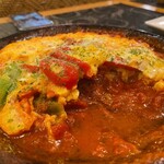 モロッコ料理 ル・マグレブ - タジン鍋：鷄ミートボールと卵と、トマト系：中身。
