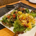 モロッコ料理 ル・マグレブ - サラダ3種盛り（じゃがいも、フレッシュ野菜、茄子などの煮込み）