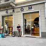 GROM - IL Gelato - トリノのGelateria「GROM」があった。市内サイクリングの男性もひと休み