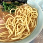 横浜らーめん松本家 - 丸山製麺(株)の中太麺。