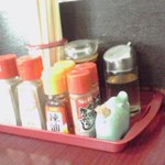 栄屋ミルクホール - 卓上の調味料たち