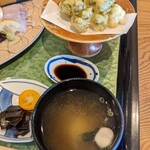 心花 - パセリの天ぷら、お味噌汁、お漬物