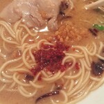 老麺 田ぶち - 鶏とんこつらーめんに唐辛子投入