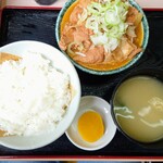 Motsuni Tarou - 煮込大盛
                        
                        お店にたくさんのお客様が入れるように、席の間隔が狭く、
                        配膳されるお盆を、横ではなく縦に置く、
                        有名店に何回か行って美味しいかったですが、
                        太郎さんは、超越したおいしさに、私は感じました。