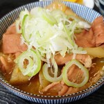 もつ煮 太郎 - 煮込み　大盛
            
            お店に沢山のお客様が入れるよう、席の間隔が狭く、
            お盆を横ではなく縦に置く、有名店に何回か行って、
            美味しいかったですが、
            太郎さんは、超越したおいしさに、私は感じました