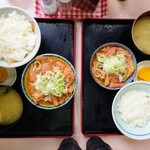 Motsuni Tarou - 煮込大盛↔半ライス定食
                        
                        食事メニューは、煮込とライス
                        サイズの組み合わせで構成されます。
                        
                        煮込　並、大盛
                        ライス　半ライス、並、大盛
                        
                        麺類は既にありません。