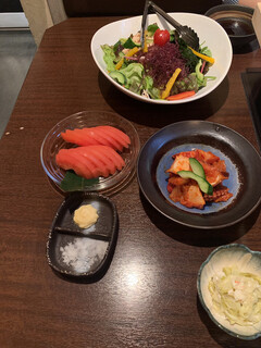 Akane Doki - トマトスライス、タコぶつキムチ、海藻サラダ