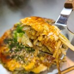 のんのん - 下町のお好み焼きのスタイルですが、丁寧な焼き方でバランスが取れています
            オタフクソースが適量なので、キャベツの甘みを感じ易い
            蒸し太麺はモチッとした食感
            刻み葱は昔からサービスらしく嬉しい