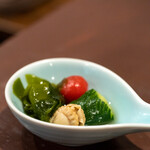 比内地鶏本格焼酎 海舟 - 2022.5 酢の物（お通し）ベビーホタテ、胡瓜、ミニトマト、わかめ