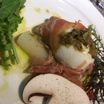 マッシュルーム - ドイツ産シュパーゲルと紅花卵のポーチドエッグ、シャルキュトリ赤石の生ハム添え