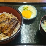 中はら - 鰻丼のふたを開ける