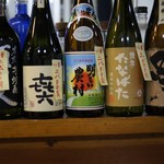 居酒屋魚元 - 焼酎が並んでいる。