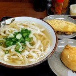 讃岐うどん いわい - あつあつ中・れんこん天１・いなり１