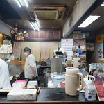 Teuchi Udon Shikokuya - 店内・大きな囲みカウンター