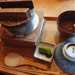 とらや工房 - 釜めし、税込み1,500円也。